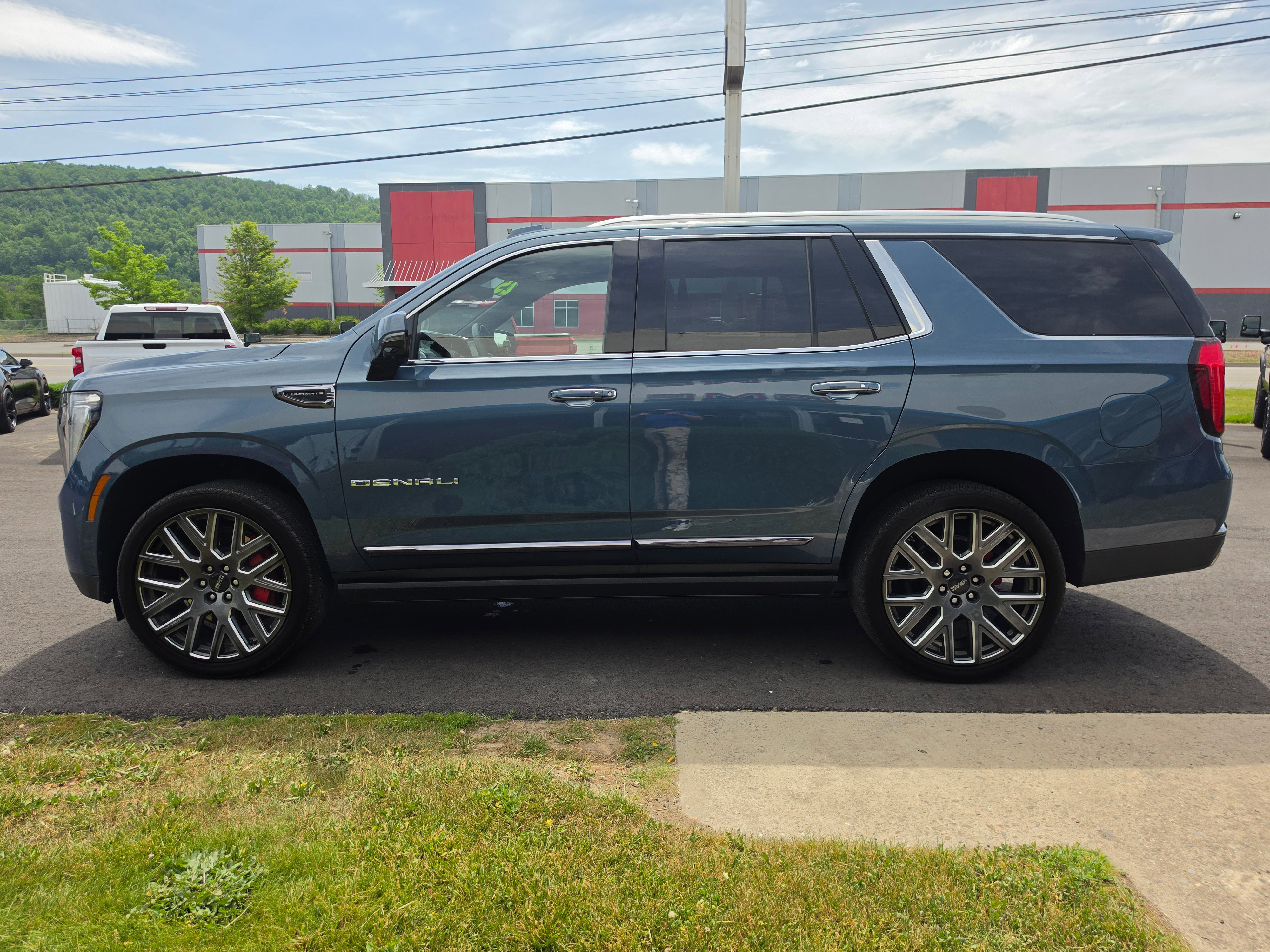 Used 2025 GMC Yukon Denali Ultimate AWD/4WD image 7