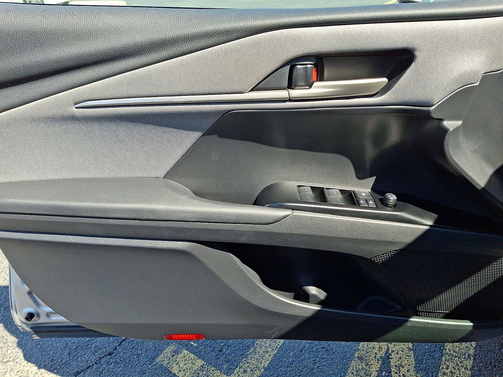 Used 2025 Toyota Camry LE w/ Convenience Package image 12