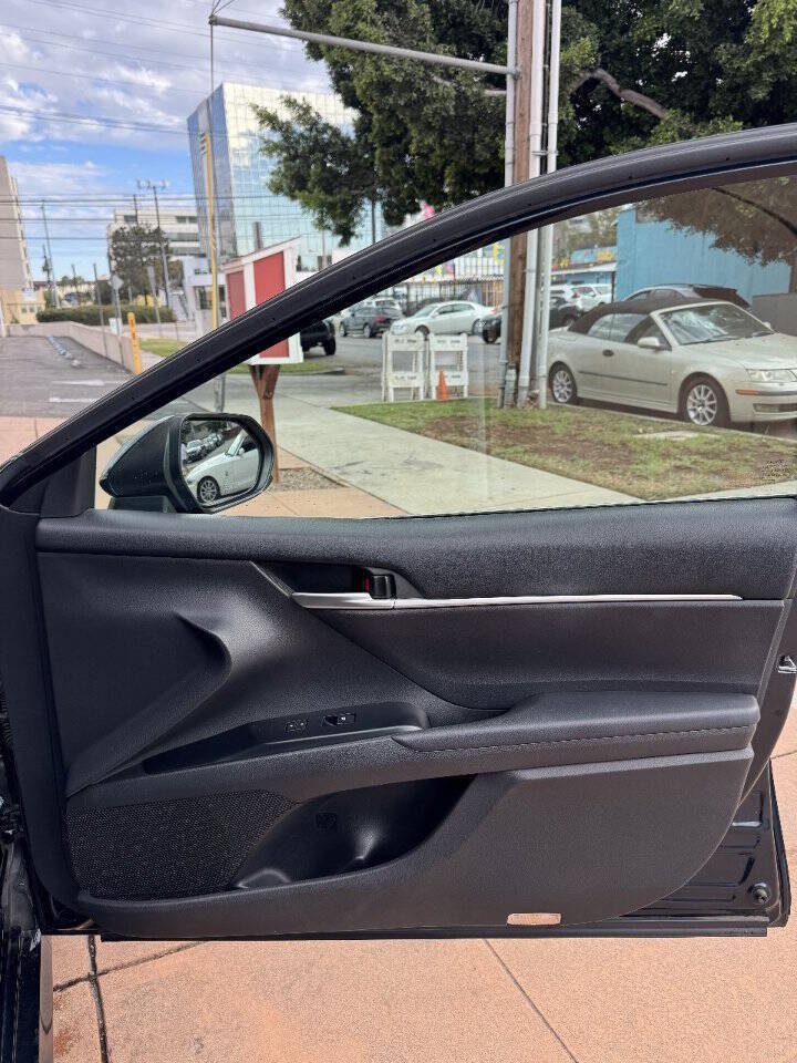 Used 2018 Toyota Camry LE FWD image 13