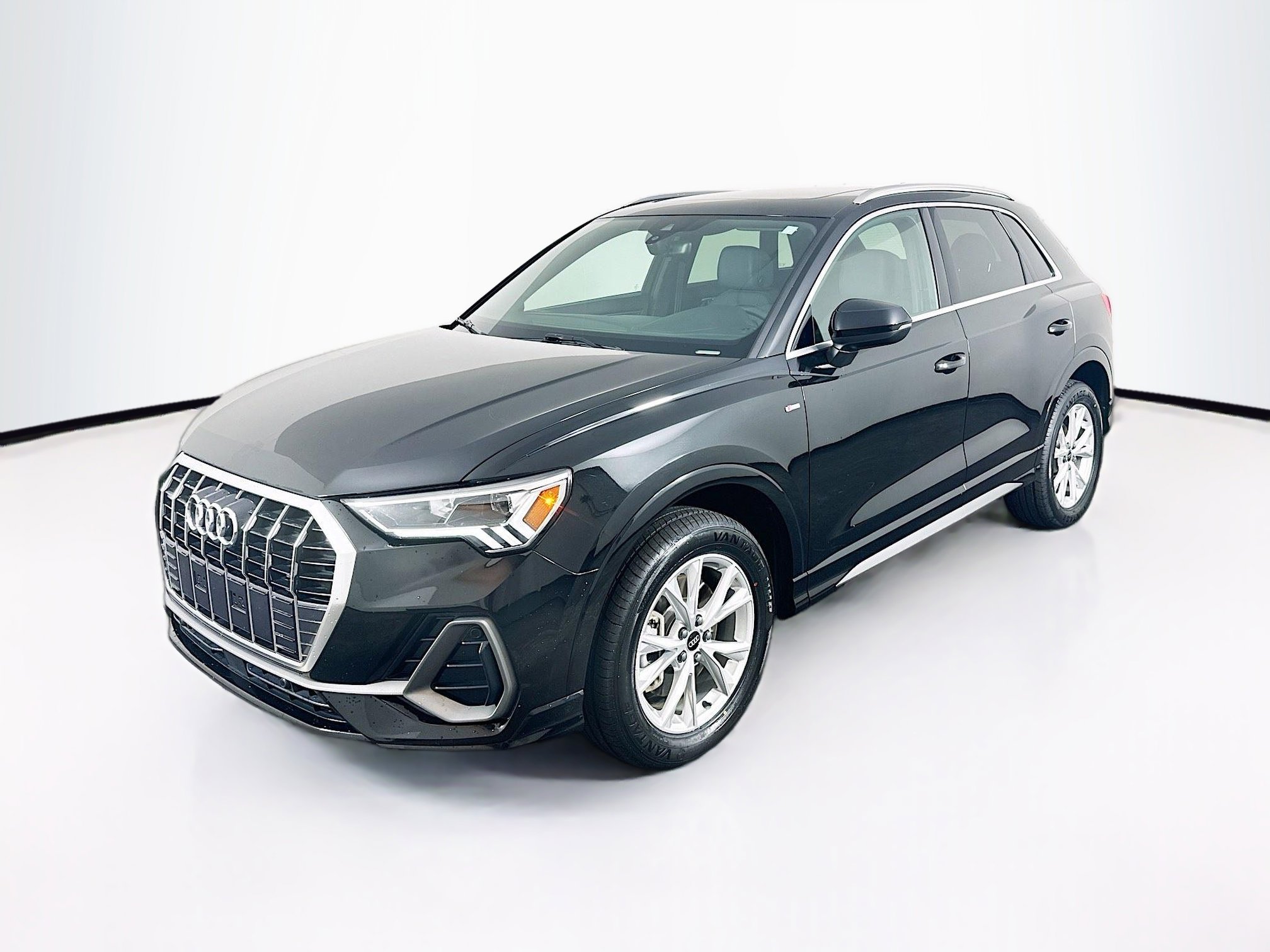 Used 2025 Audi Q3 2.0T Premium image 3