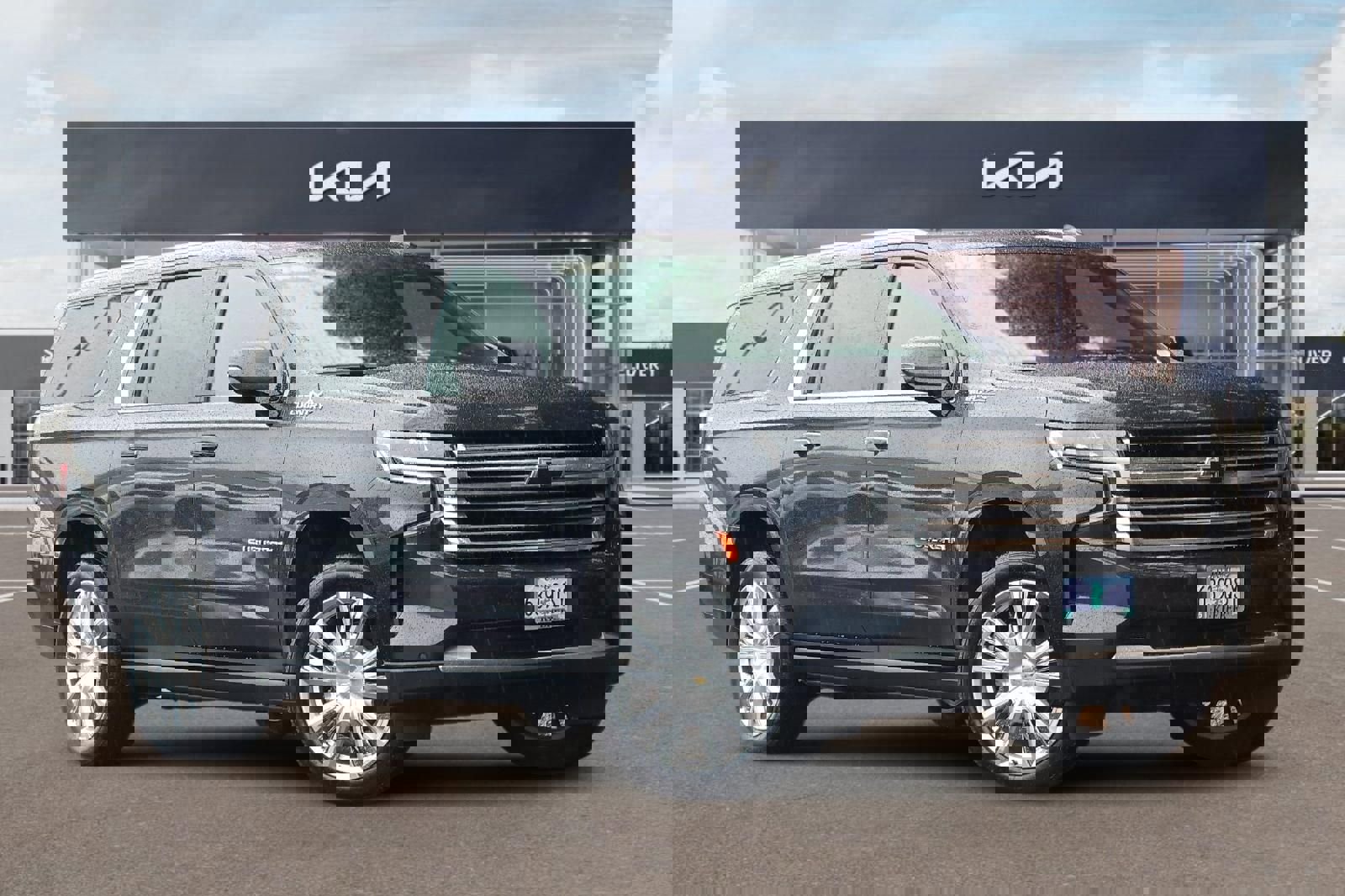 Used 2022 Chevrolet Suburban High Country w/ Premium Package AWD/4WD image 2