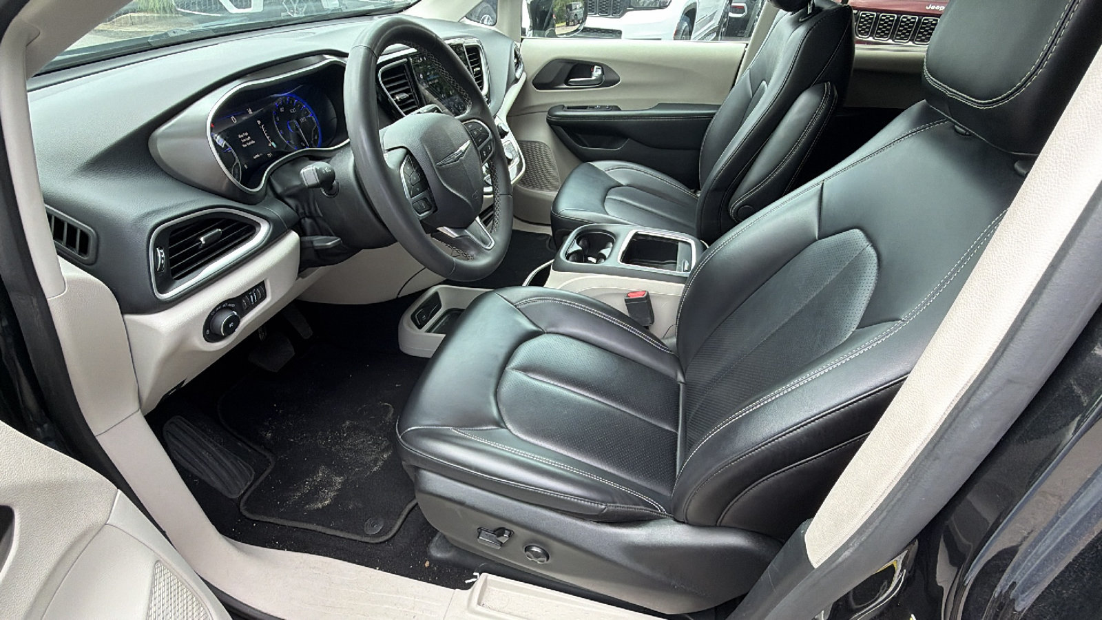 Used 2024 Chrysler Pacifica Touring-L FWD image 16