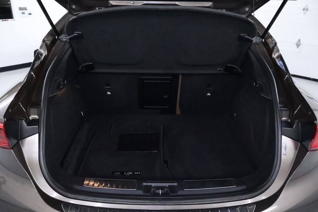 Used 2018 INFINITI QX30 Premium w/ Navigation Package image 16