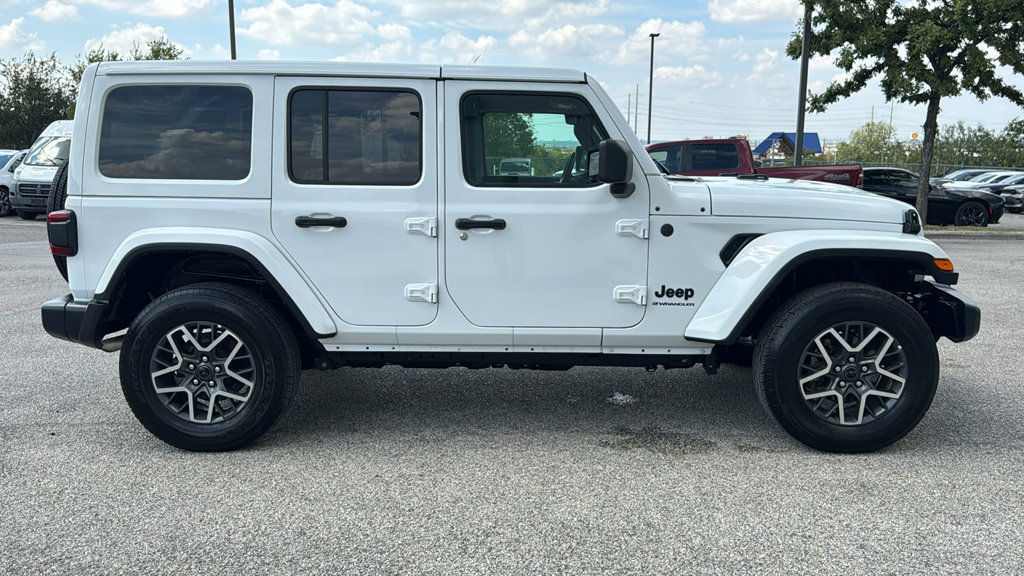 Used 2025 Jeep Wrangler Unlimited Sahara AWD/4WD image 8