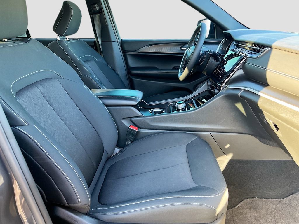 Used 2025 Jeep Grand Cherokee Laredo w/ Trailer Tow Package RWD image 26