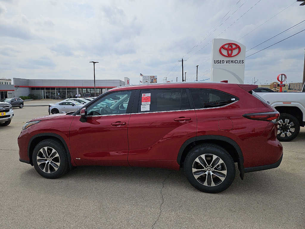 Certified 2026 Toyota Highlander XLE image 2