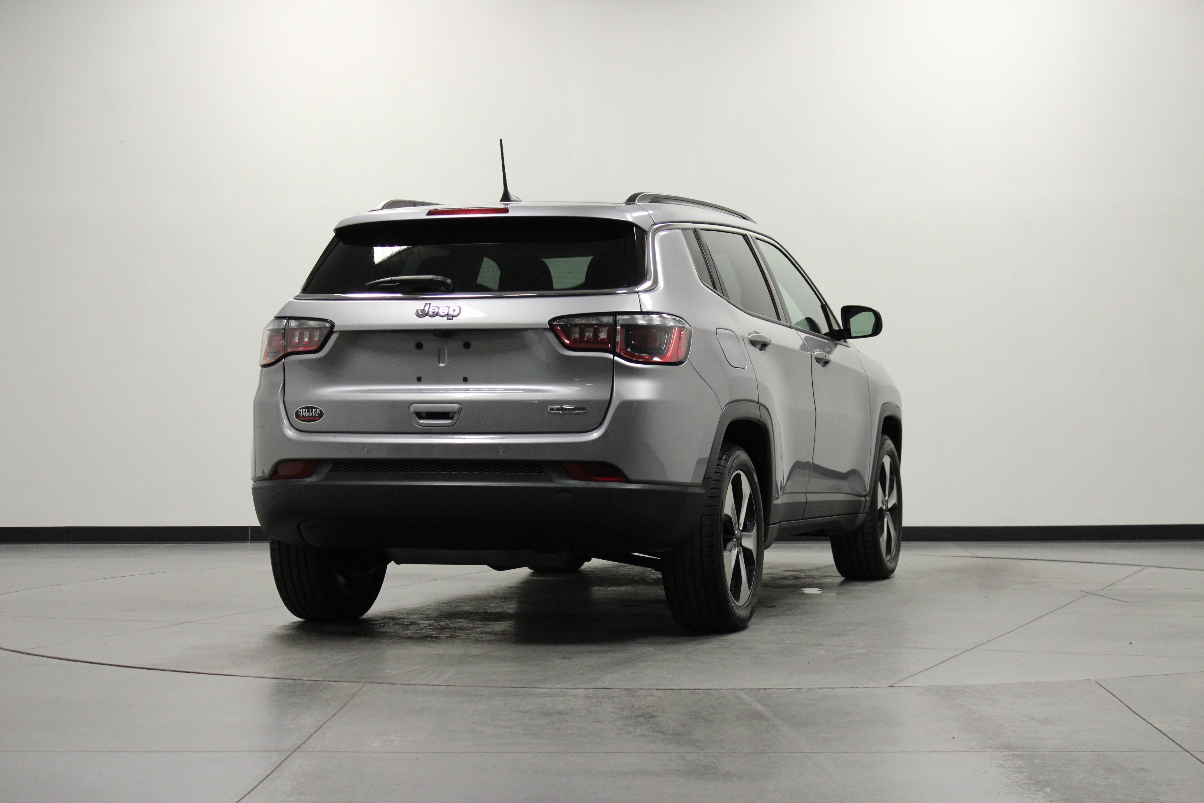 Used 2018 Jeep Compass Latitude w/ Popular Equipment Group FWD image 4