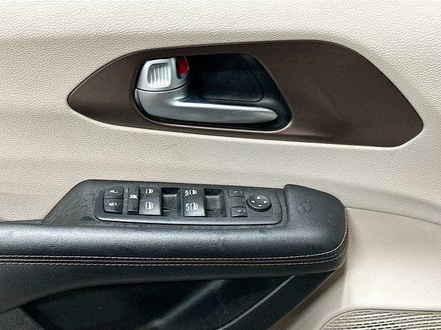 Used 2018 Chrysler Pacifica Touring-L w/ Tire & Wheel Group FWD image 17