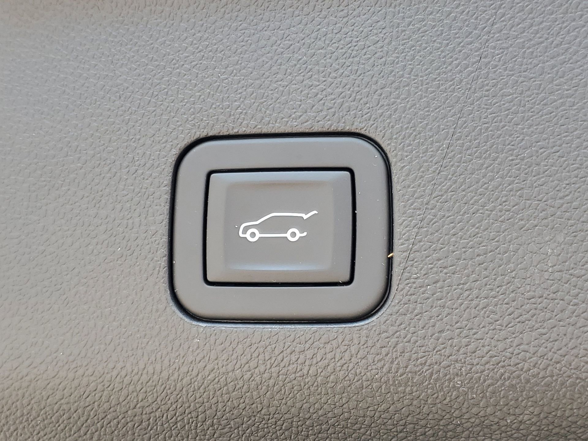 Used 2025 GMC Yukon XL Denali RWD image 9