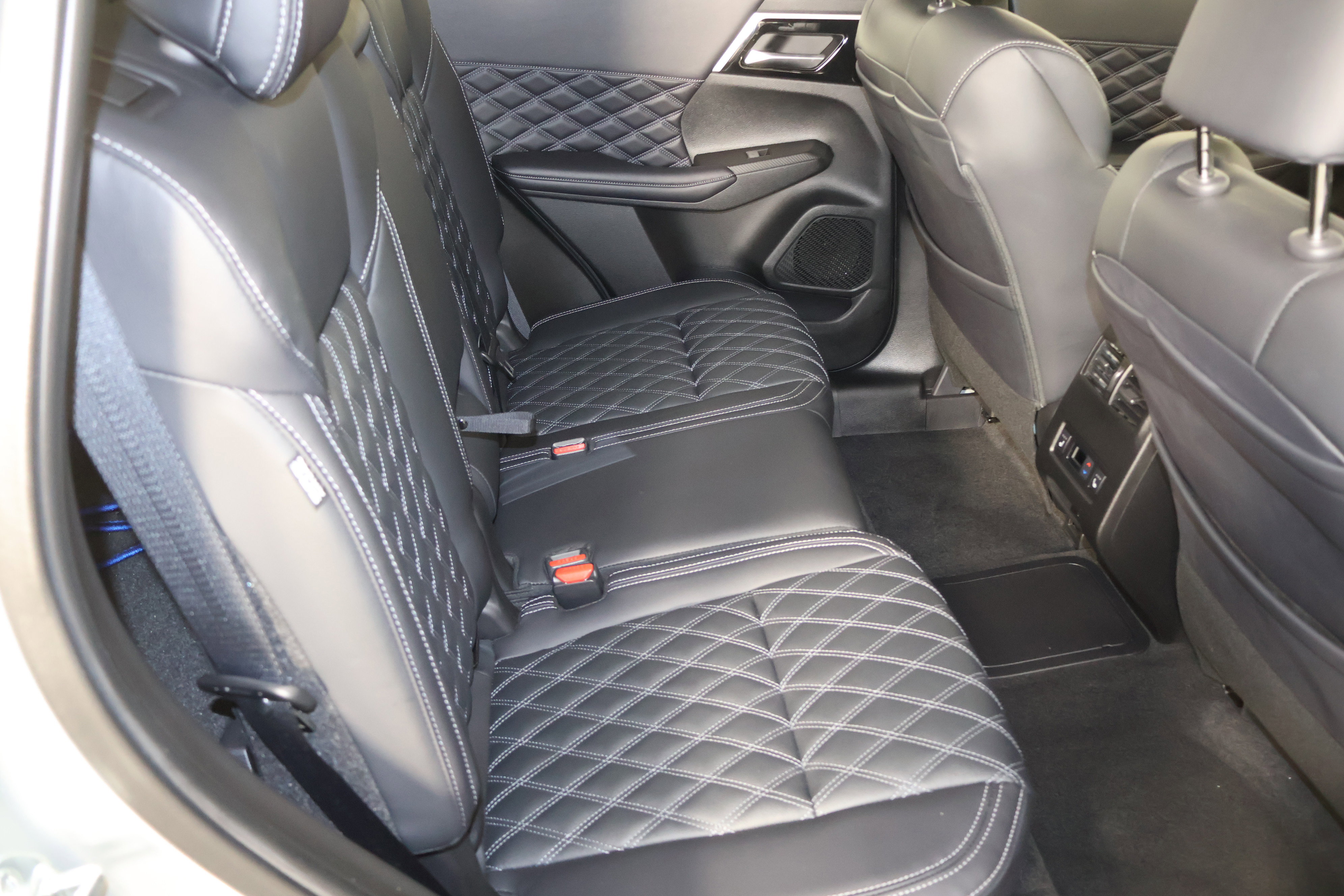 Used 2024 Mitsubishi Outlander SEL image 46