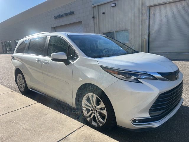 Used 2022 Toyota Sienna Platinum FWD image 3