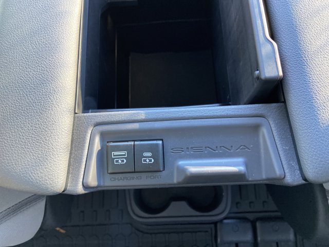 Used 2023 Toyota Sienna LE FWD image 45