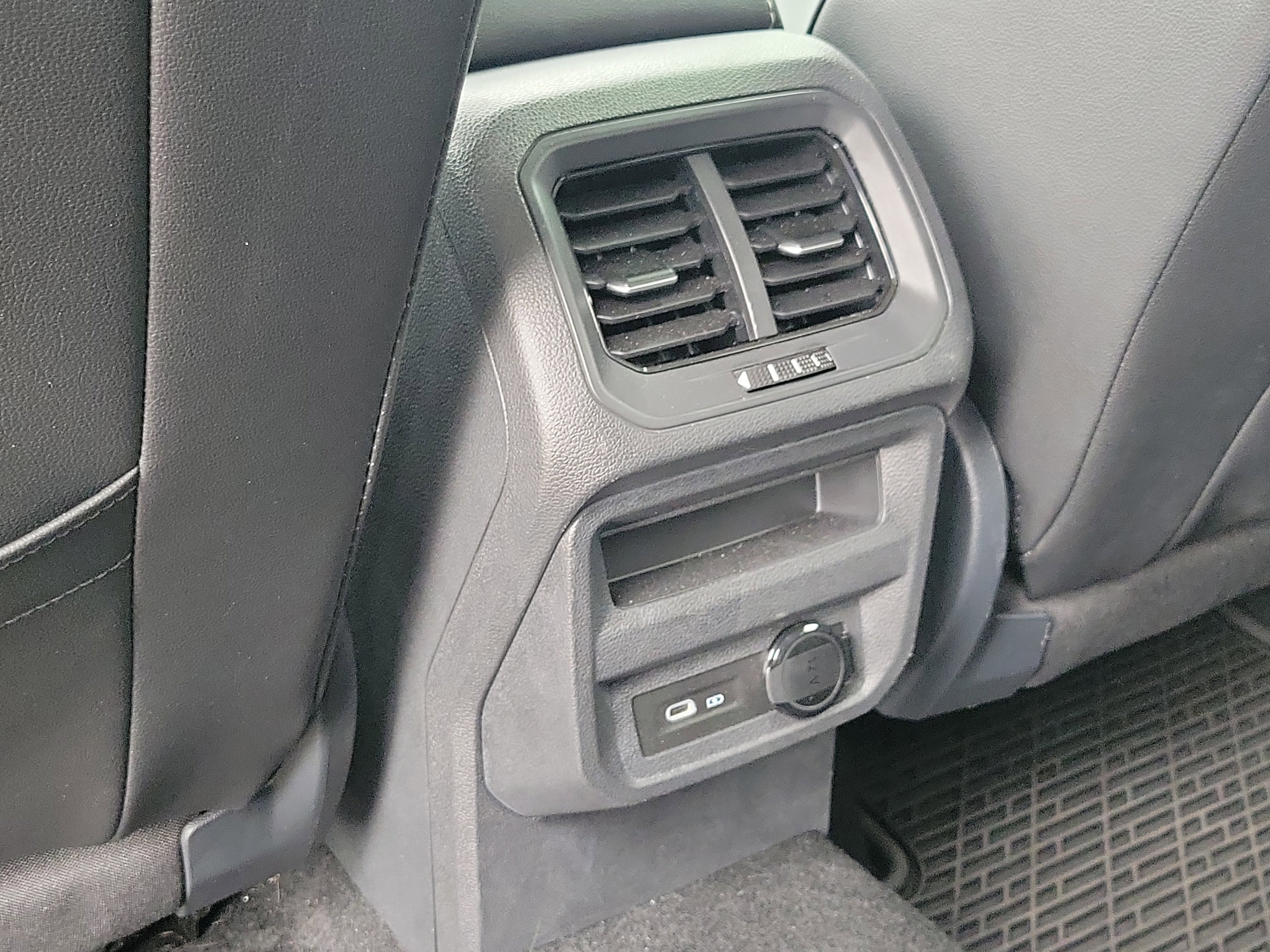 Used 2024 Volkswagen Tiguan SE image 13