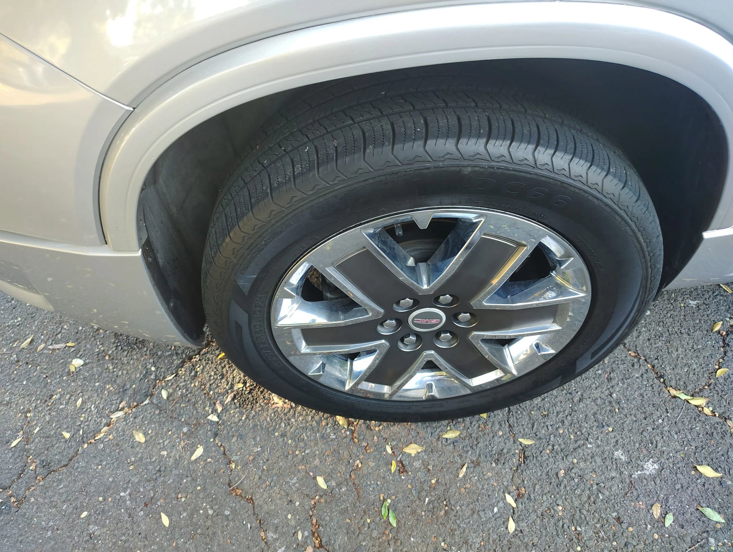 Used 2012 GMC Acadia Denali image 28