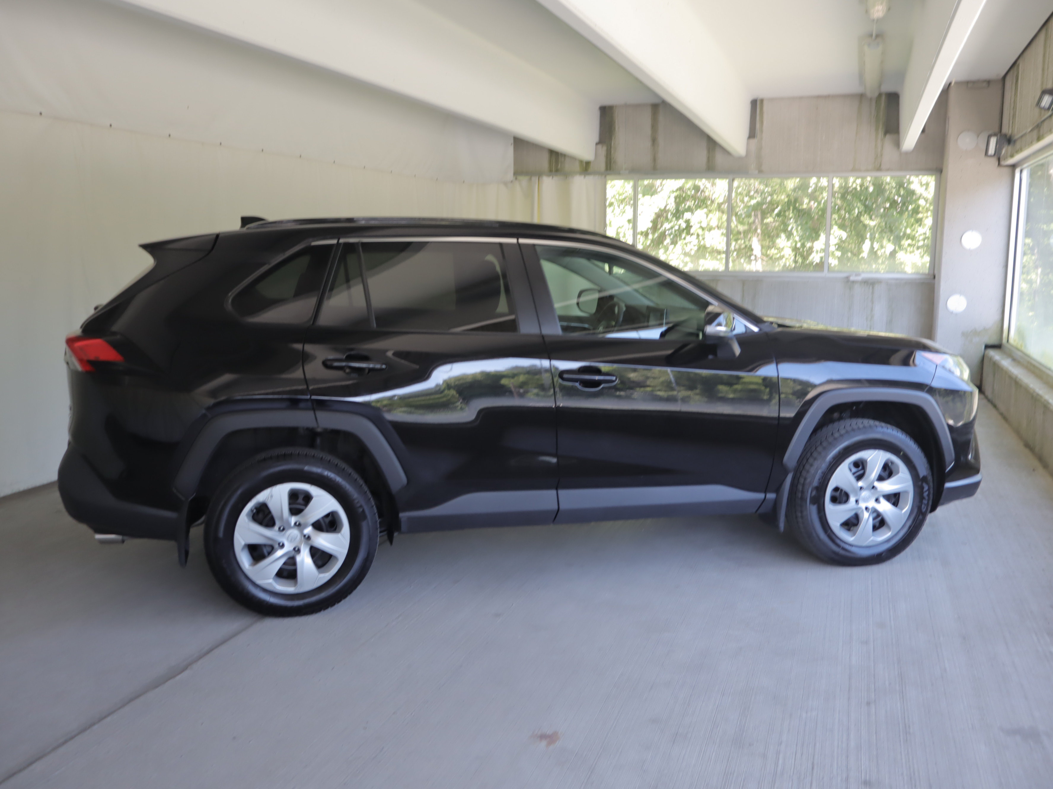 Used 2019 Toyota RAV4 LE AWD/4WD image 4