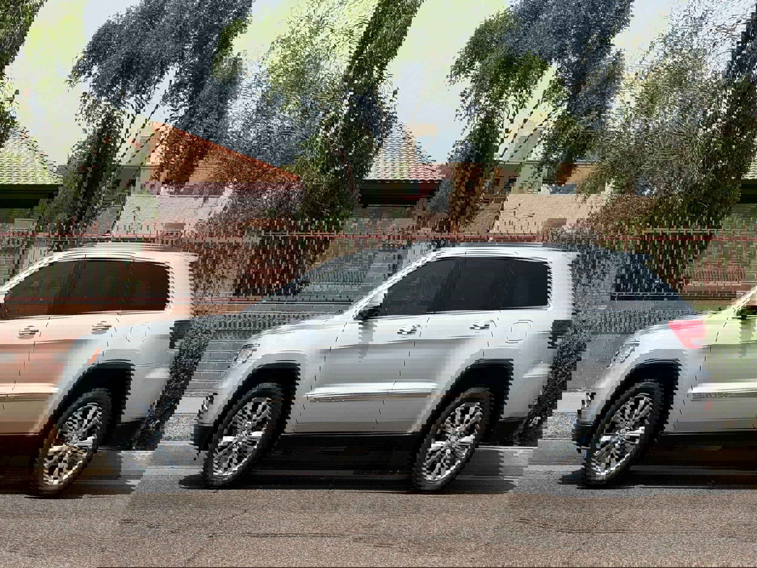 Used 2013 Jeep Grand Cherokee Laredo AWD/4WD image 3