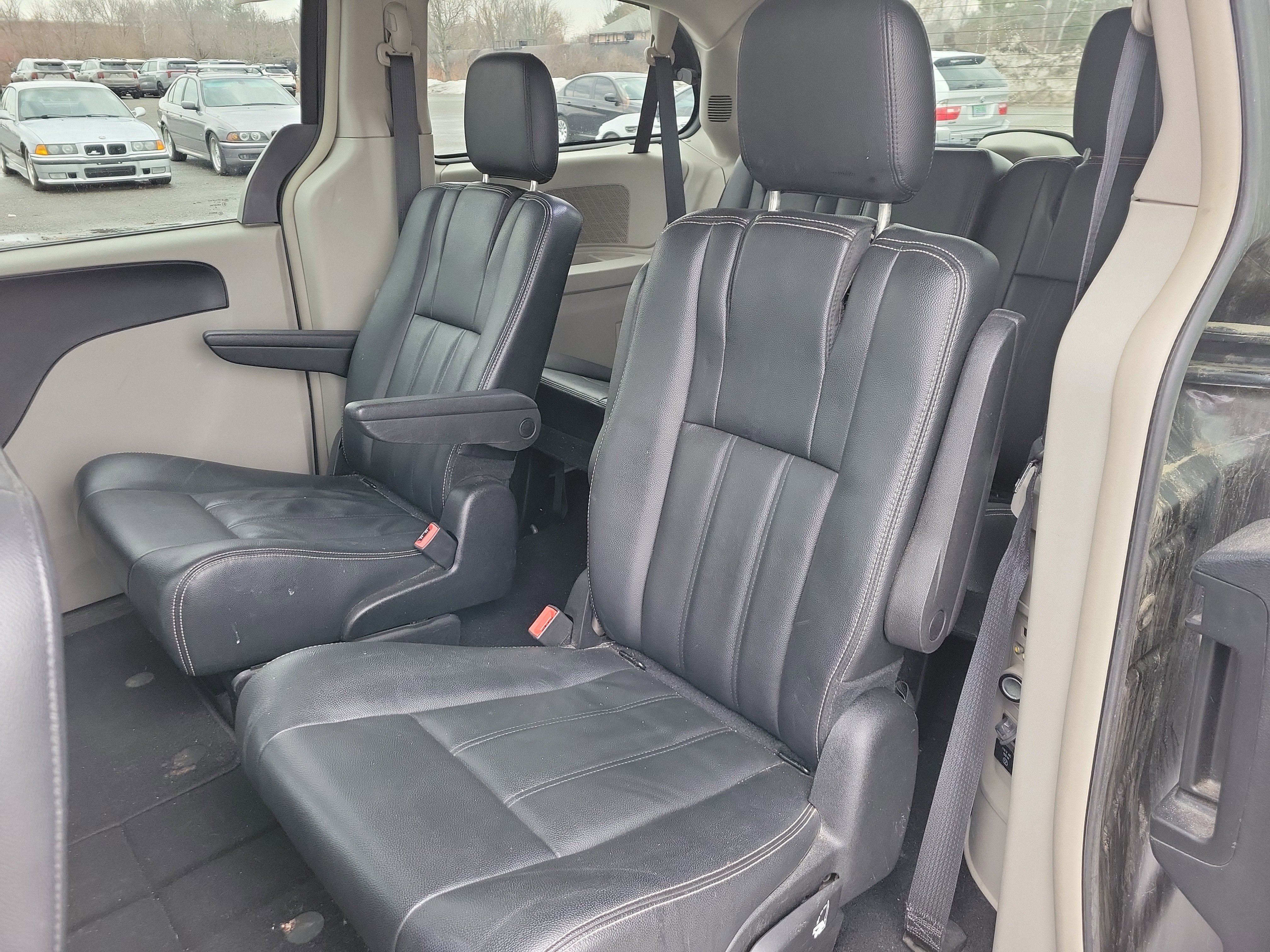 Used 2016 Chrysler Town & Country Touring image 12