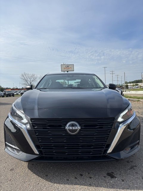 Used 2024 Nissan Altima 2.5 SV image 2