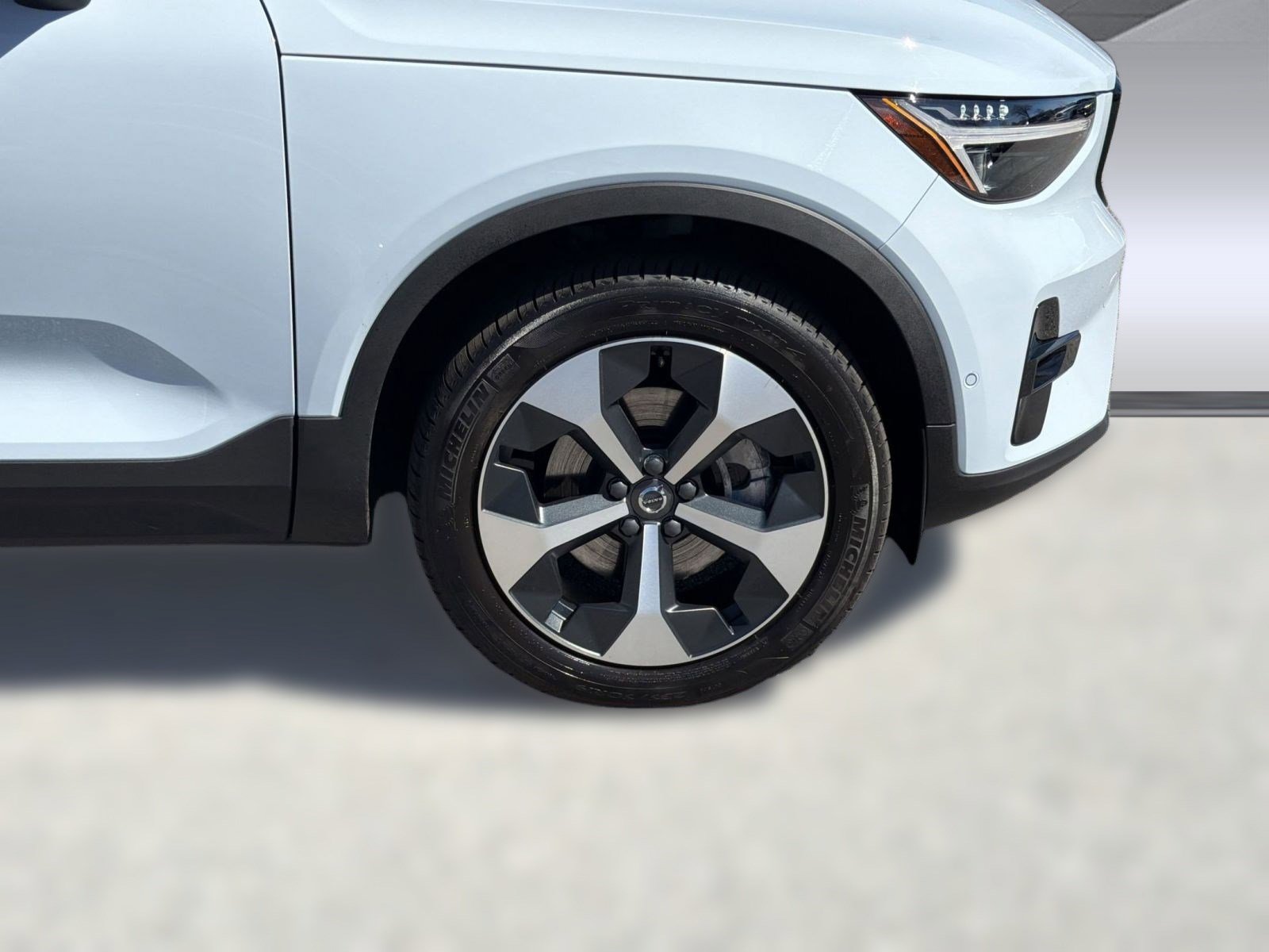 Used 2024 Volvo XC40 B5 Plus w/ Protection Package Premier image 11