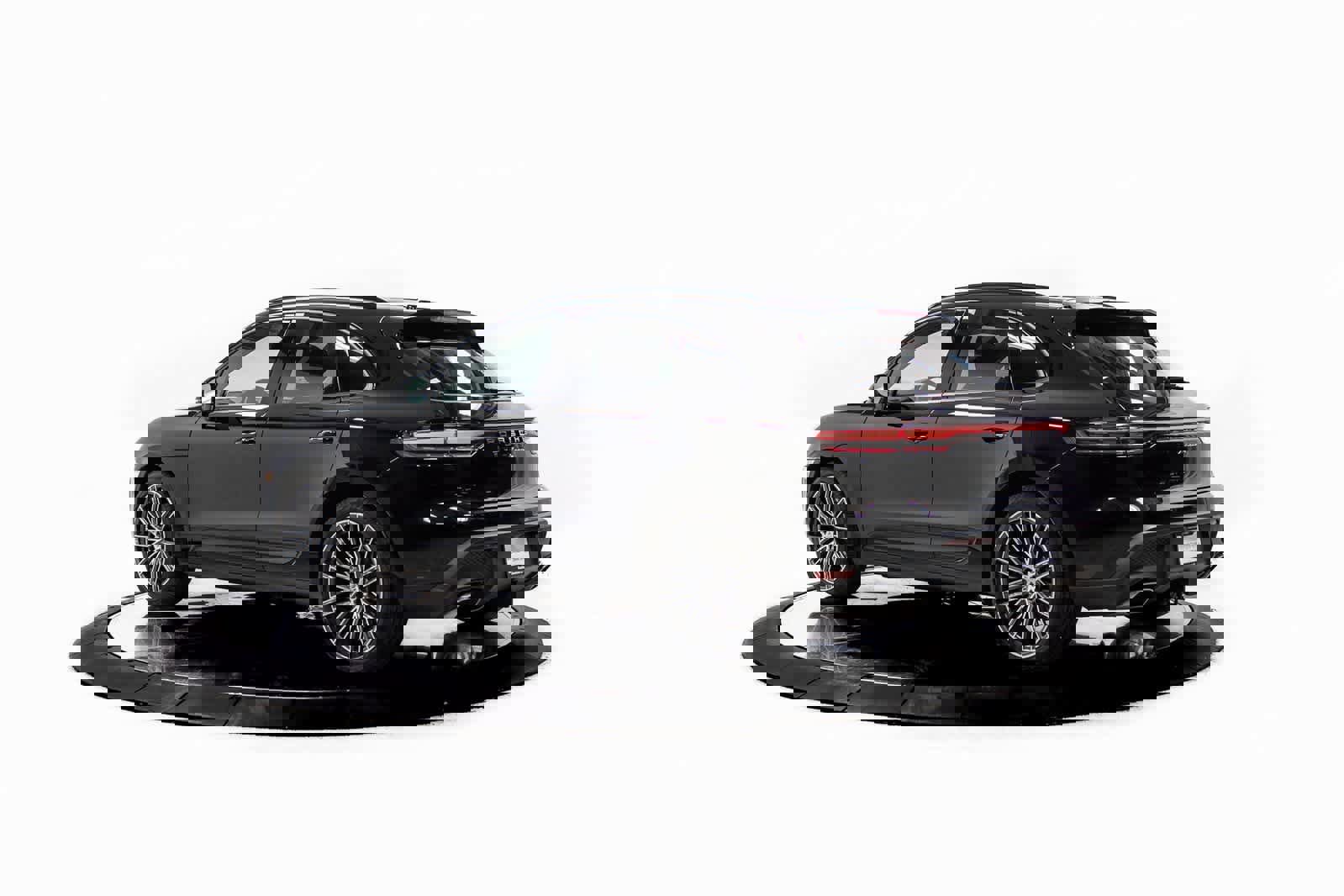 Certified 2025 Porsche Macan image 3