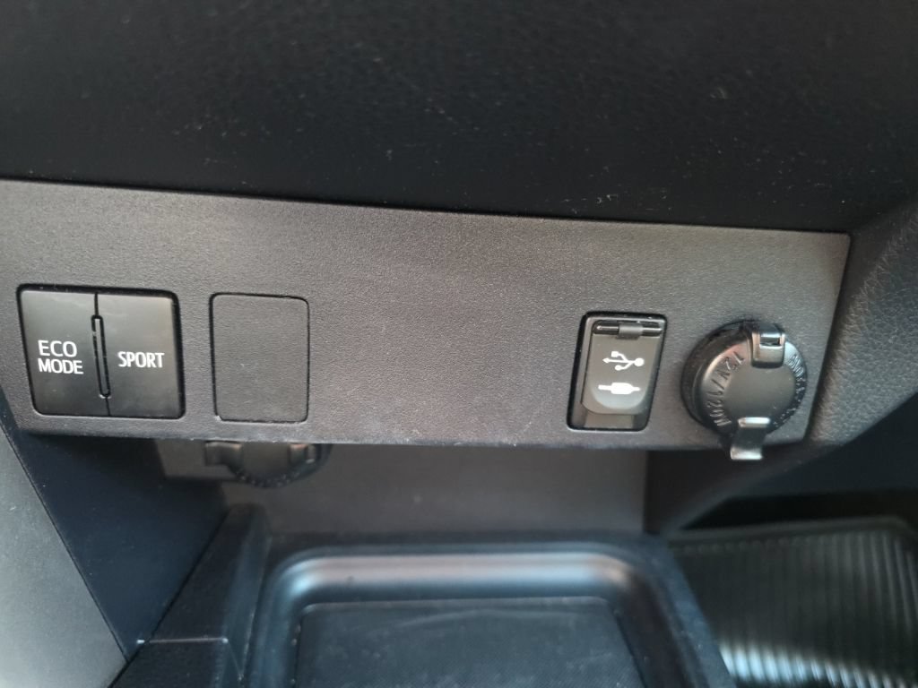 Used 2018 Toyota RAV4 LE w/ All Weather Liner Package FWD image 20