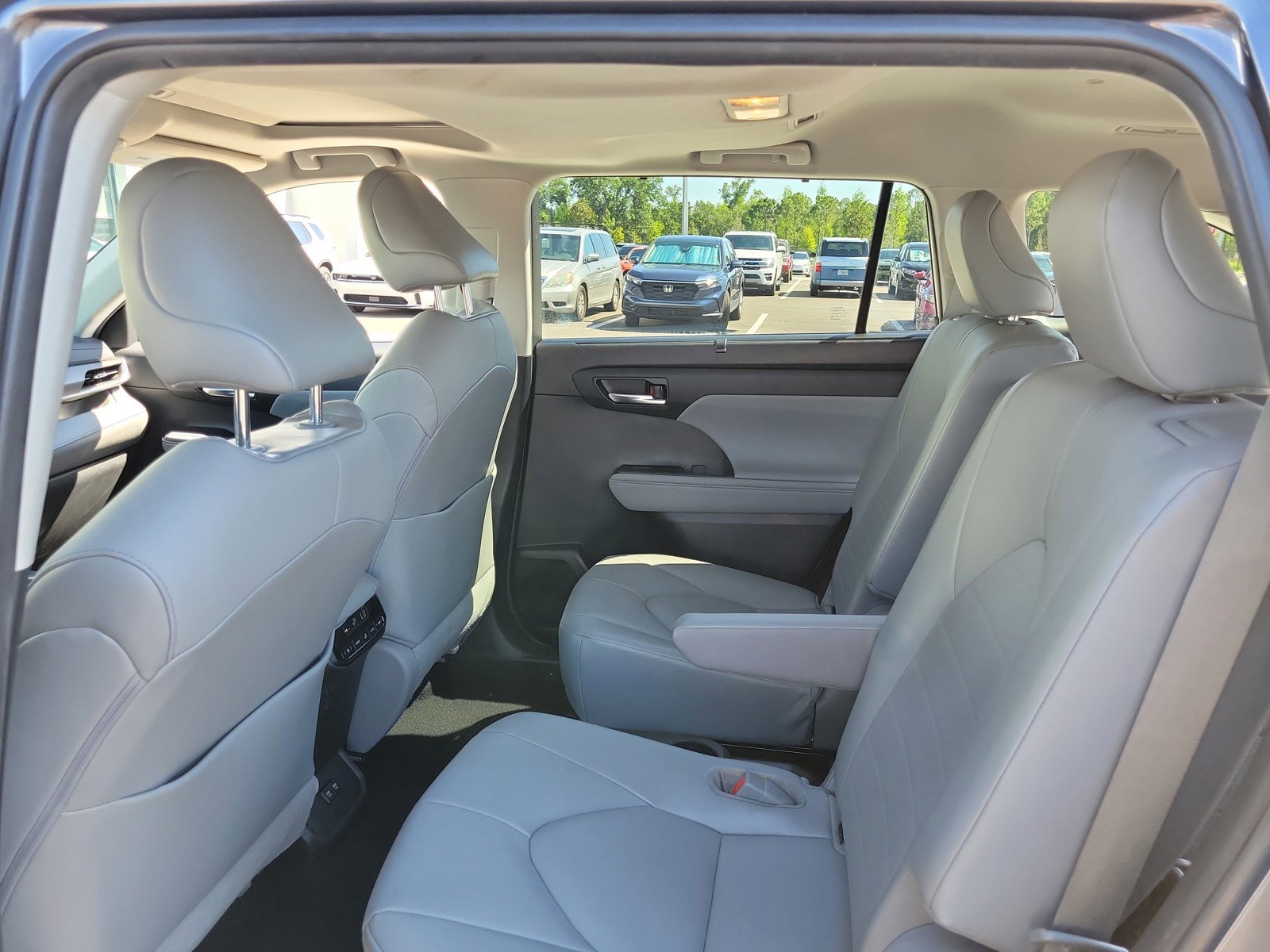 Used 2021 Toyota Highlander XLE image 28