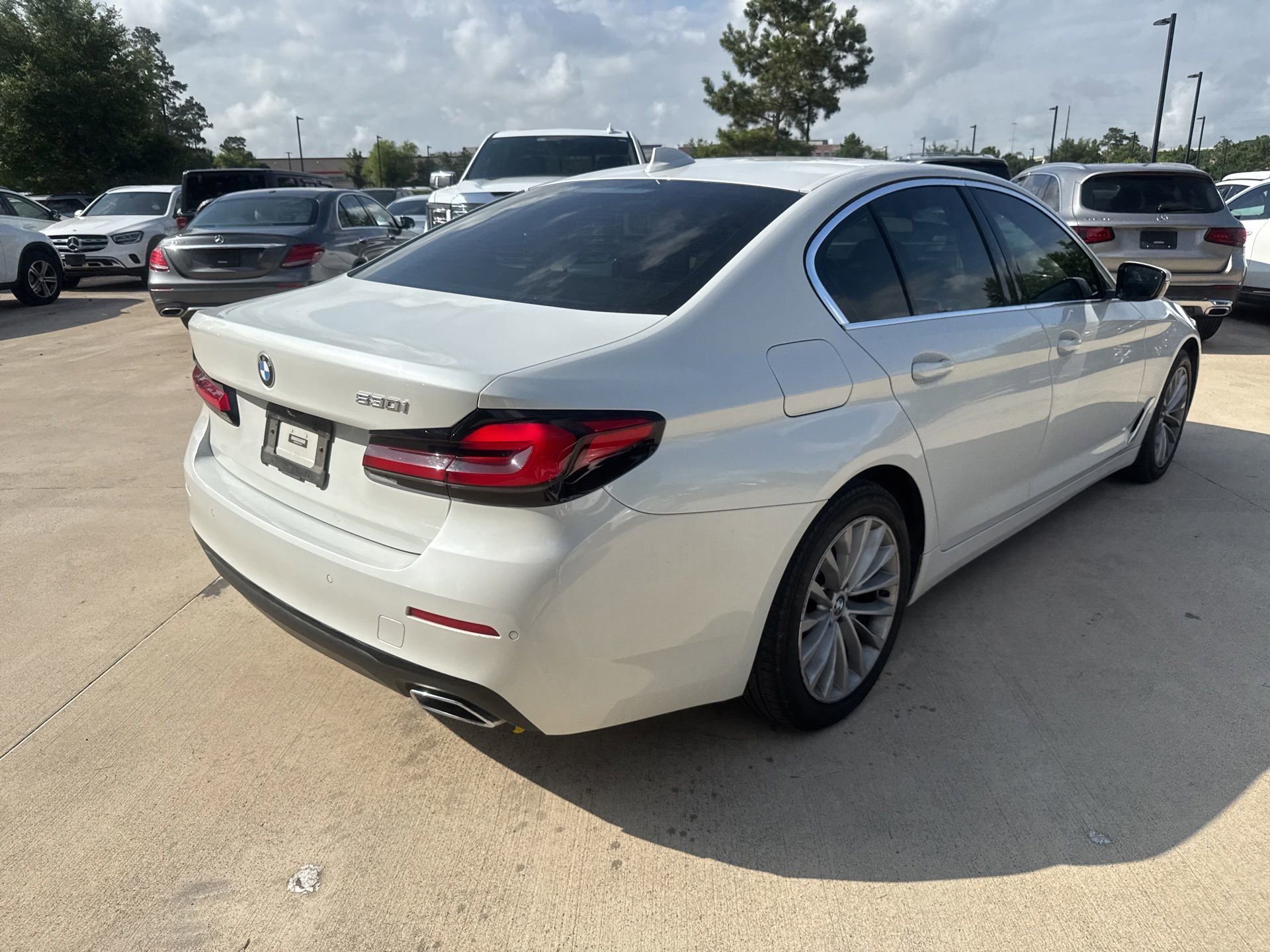 Used 2022 BMW 530i w/ Premium Package RWD image 4