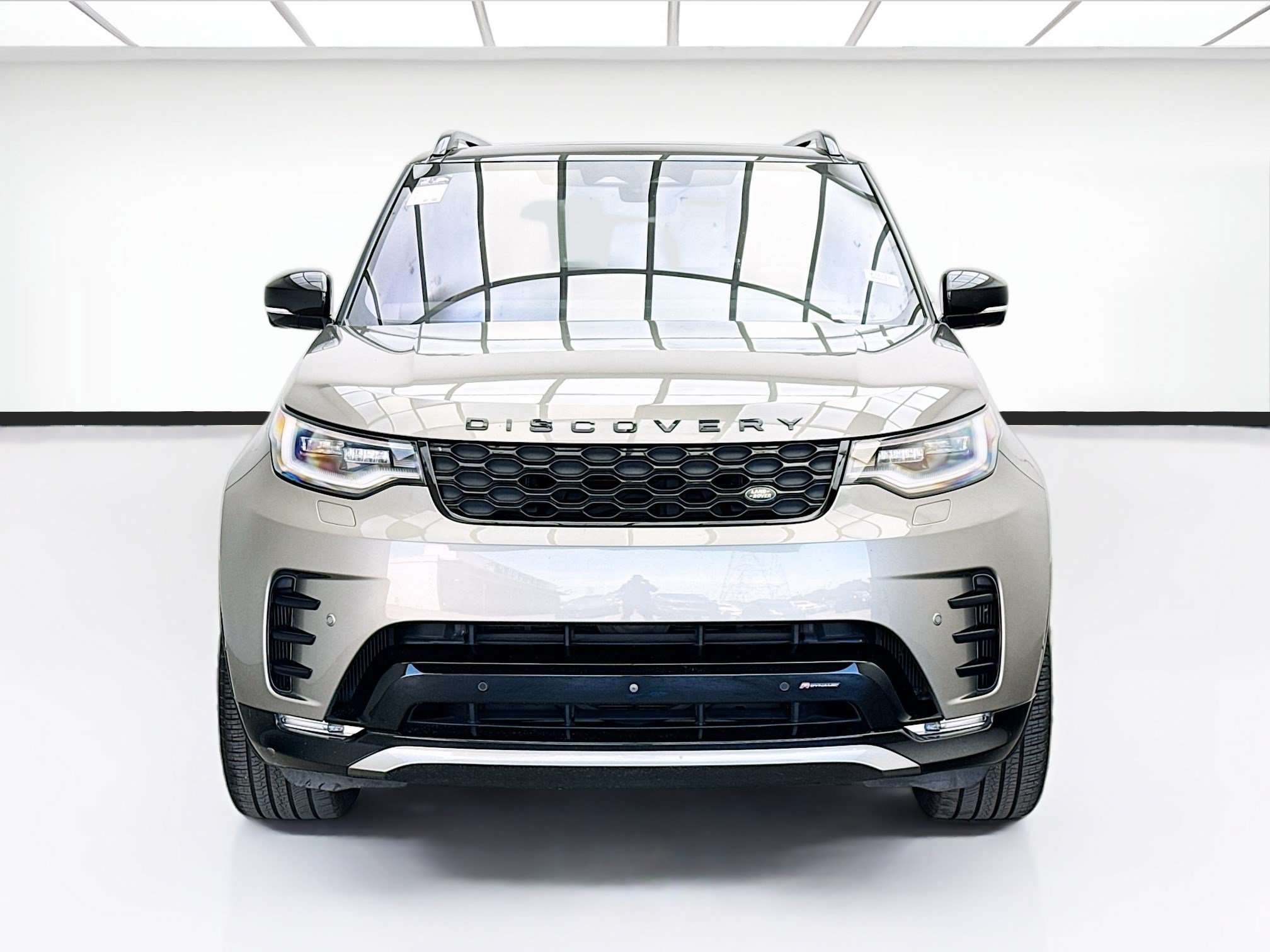 Used 2023 Land Rover Discovery HSE R-Dynamic AWD/4WD image 2