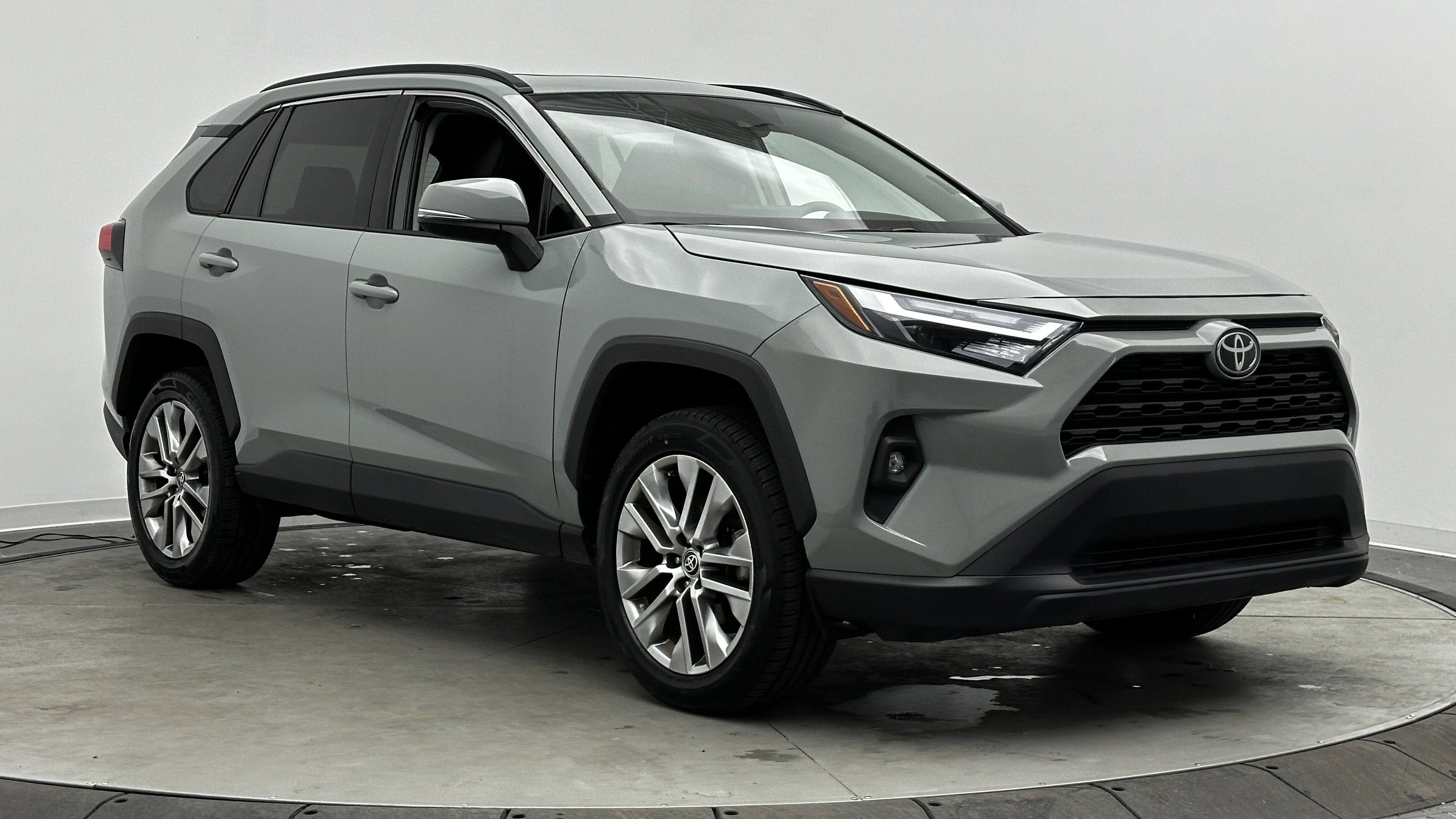 Used 2022 Toyota RAV4 XLE Premium image 3