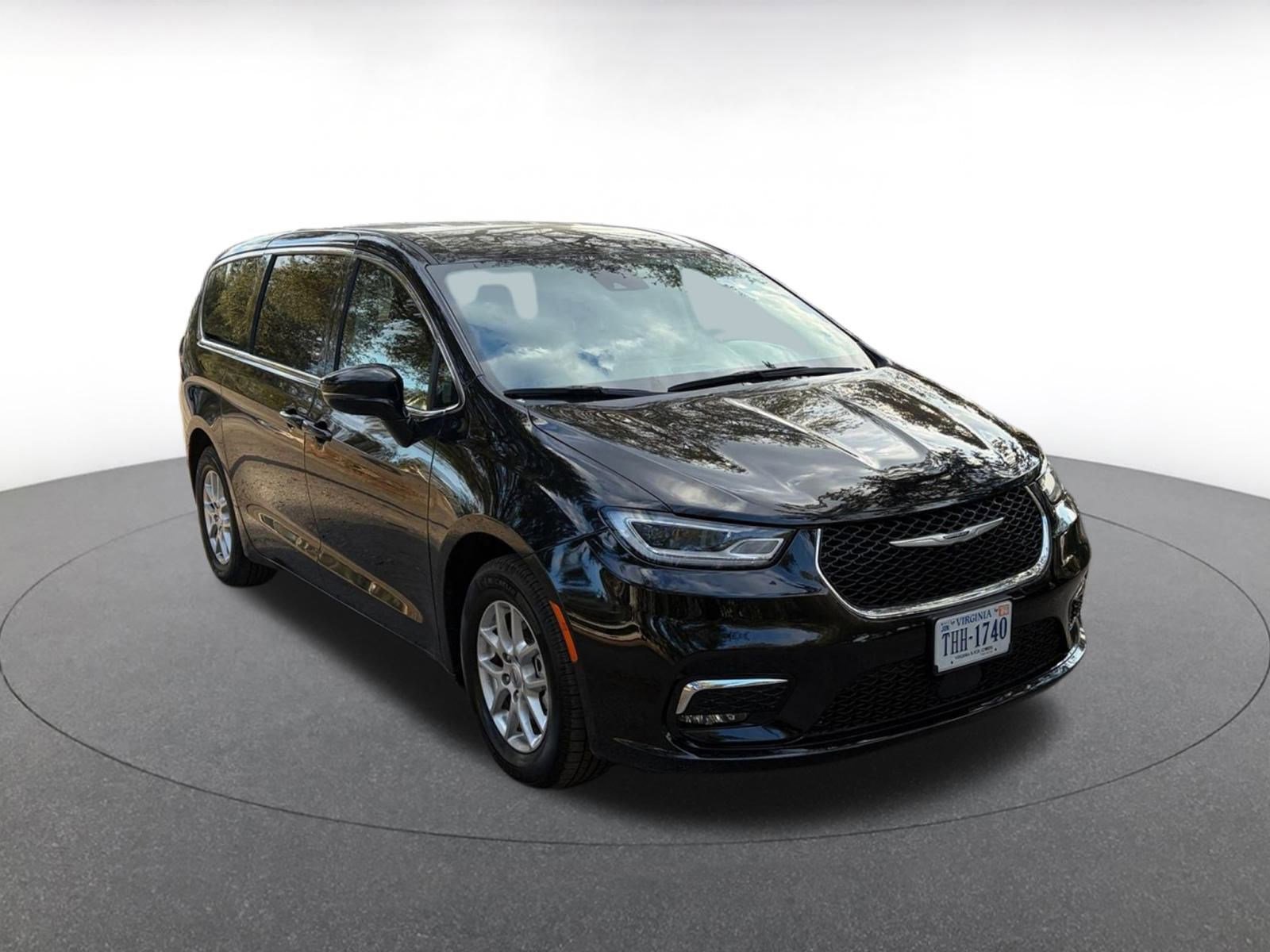 Used 2024 Chrysler Pacifica Touring-L image 1