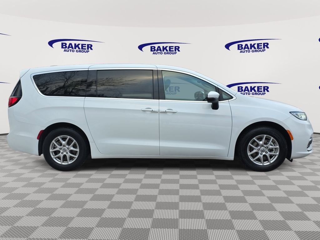 Used 2023 Chrysler Pacifica Touring-L image 2