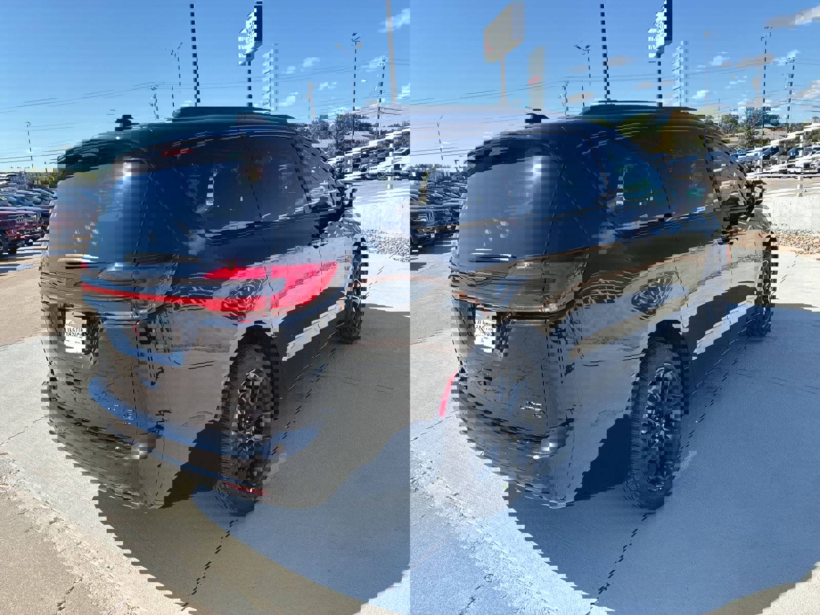 New 2026 Chrysler Pacifica Limited w/ Uconnect Theater Family Group image 7