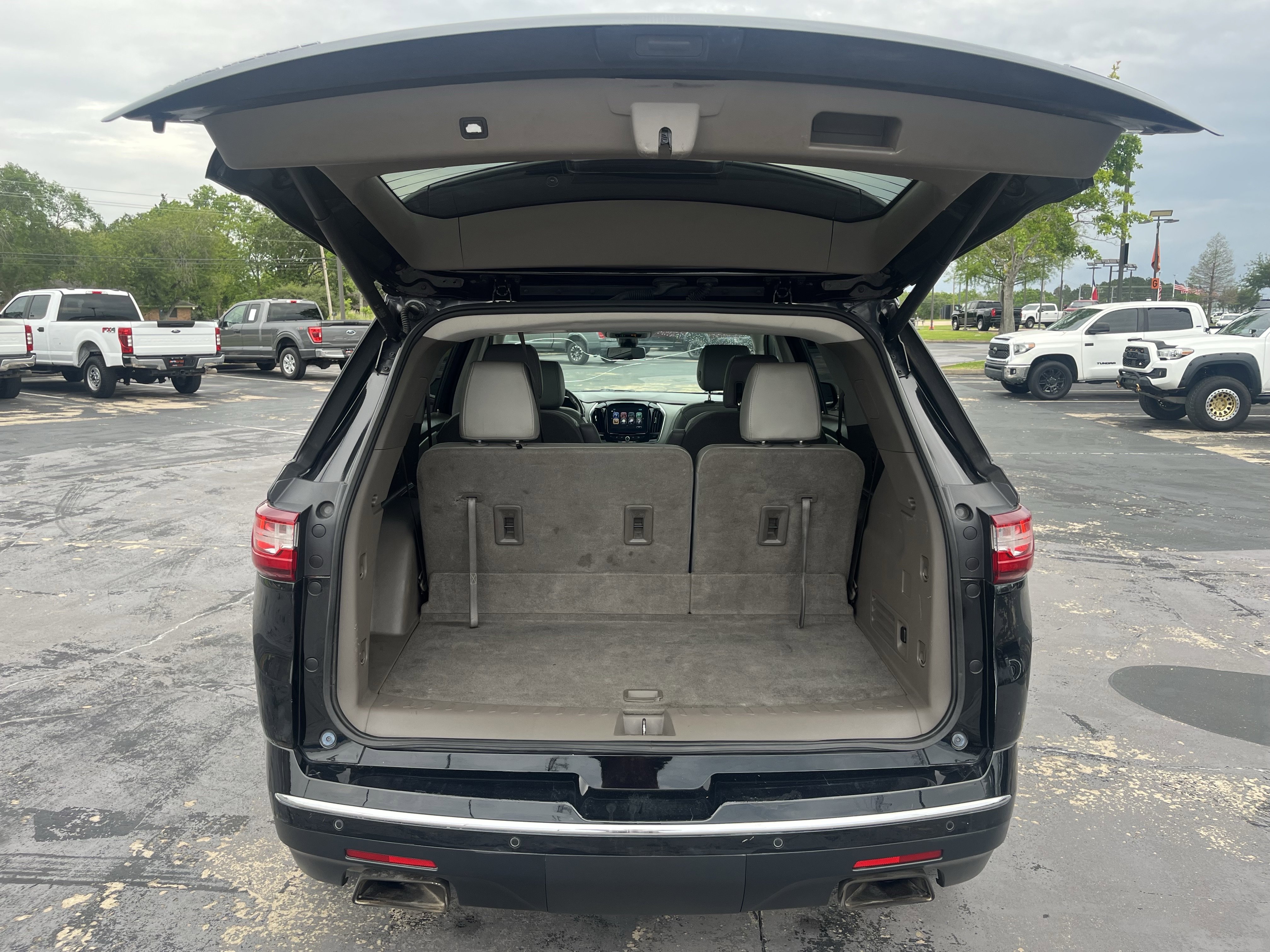 Used 2018 Chevrolet Traverse Premier w/ Driver Confidence II Package FWD image 11