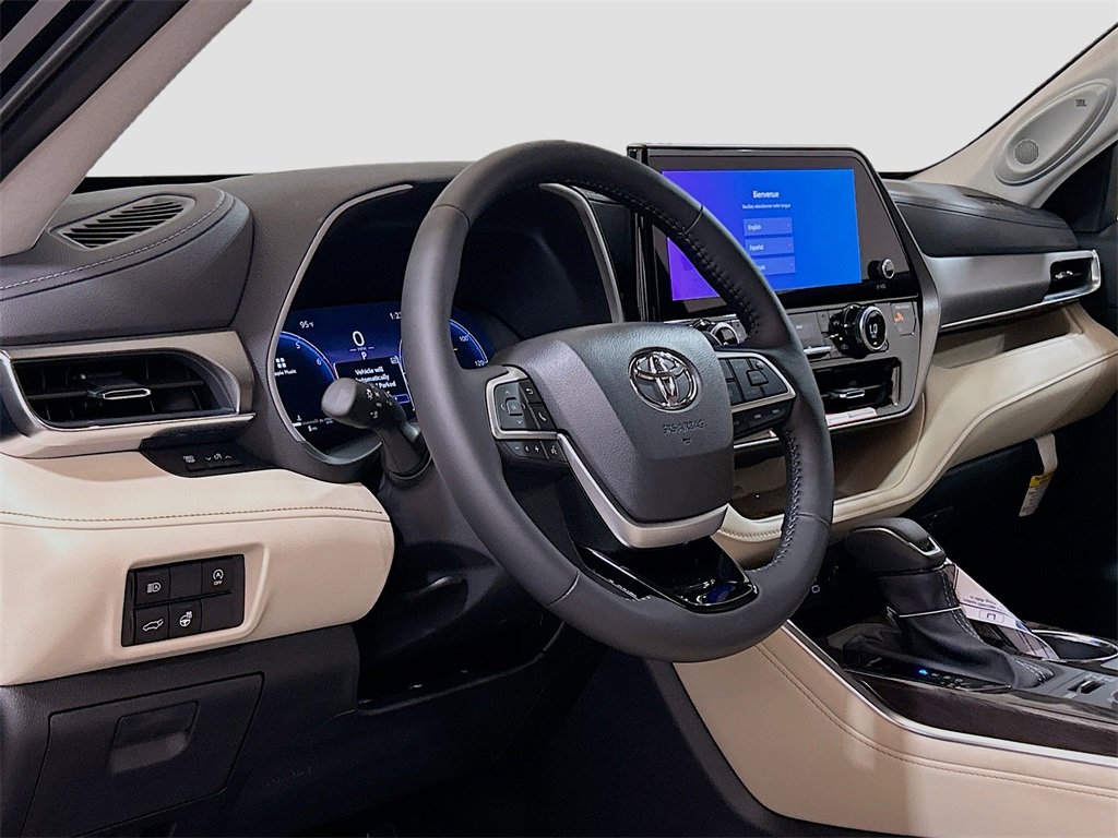 New 2025 Toyota Highlander Limited image 7