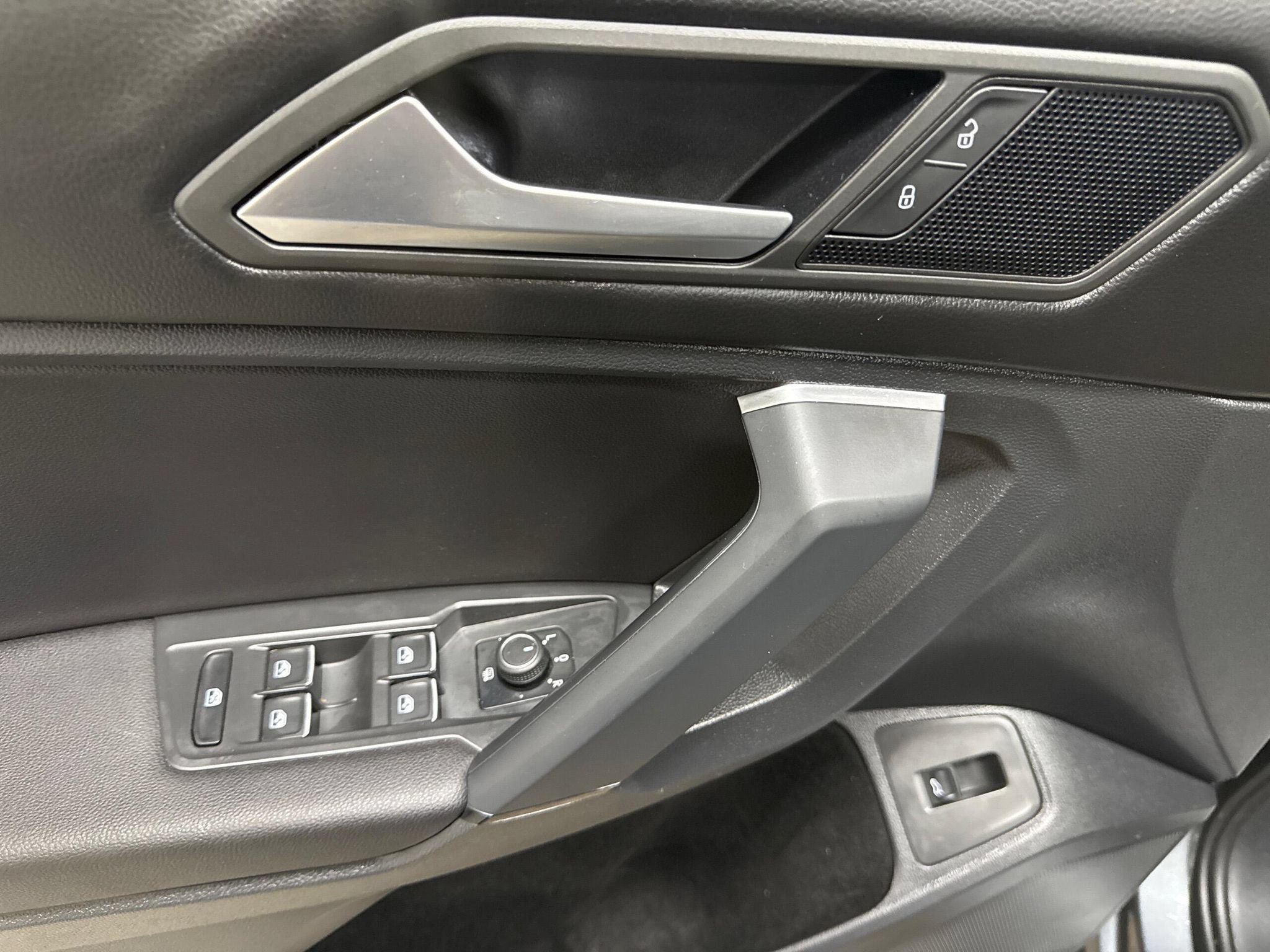 Used 2019 Volkswagen Tiguan SEL AWD/4WD image 23