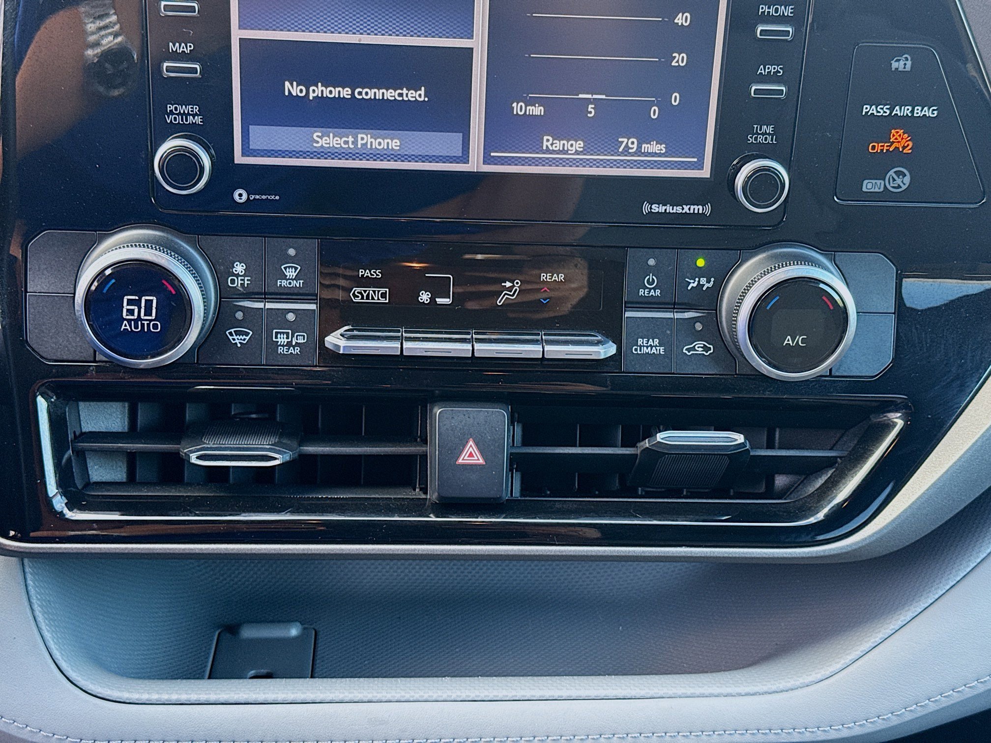 Used 2020 Toyota Highlander L FWD image 14