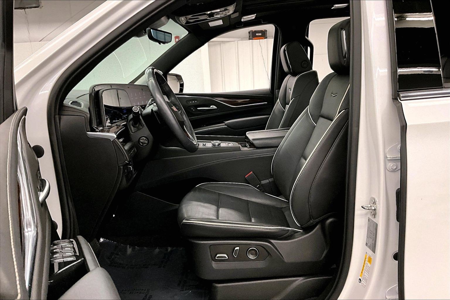 Used 2023 Cadillac Escalade Premium Luxury w/ Performance Package AWD/4WD image 24