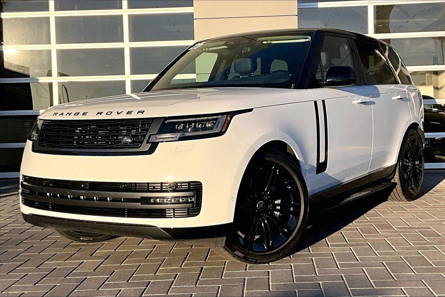 Used 2025 Land Rover Range Rover SE image 1
