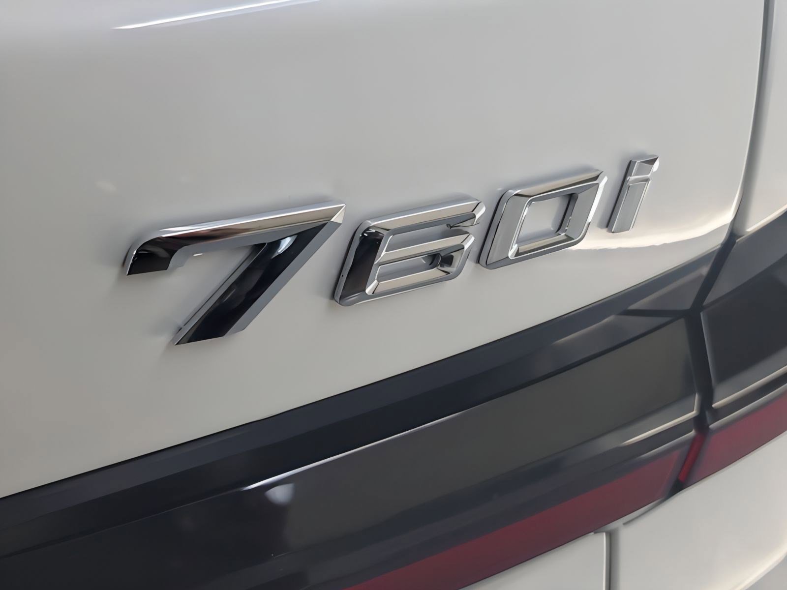 Used 2025 BMW 760i xDrive w/ Executive Package image 36