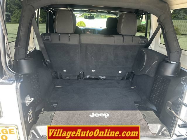 Used 2016 Jeep Wrangler Unlimited Sahara w/ Connectivity Group AWD/4WD image 31