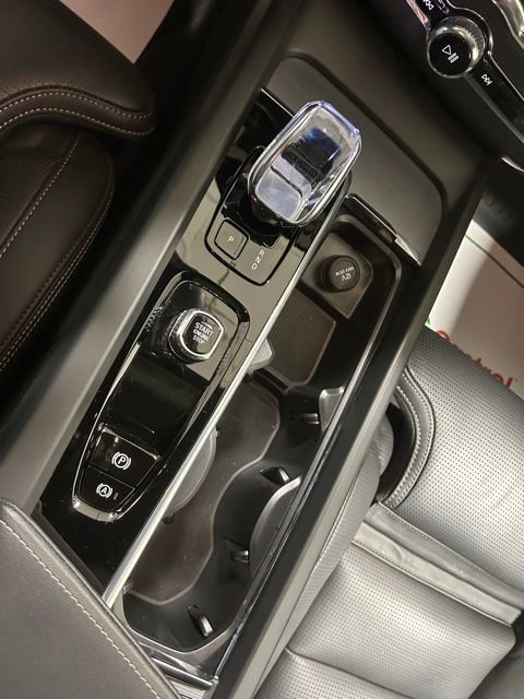 Certified 2025 Volvo XC60 T8 Ultra image 24