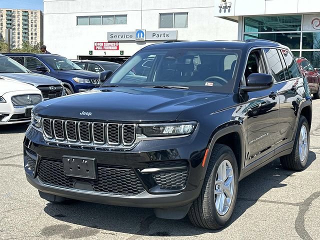 Used 2023 Jeep Grand Cherokee Laredo image 5