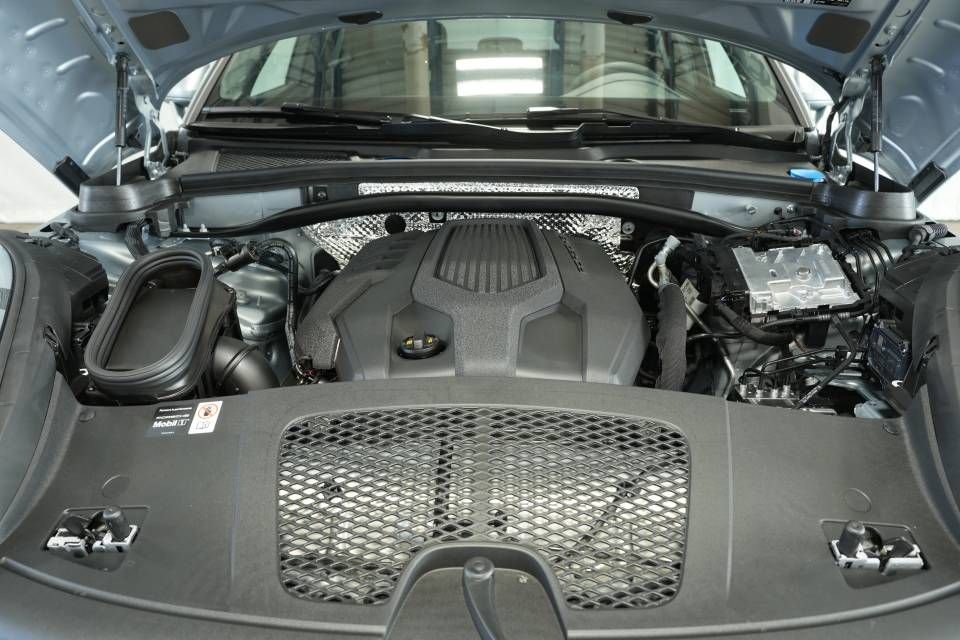 Certified 2025 Porsche Macan AWD/4WD image 30