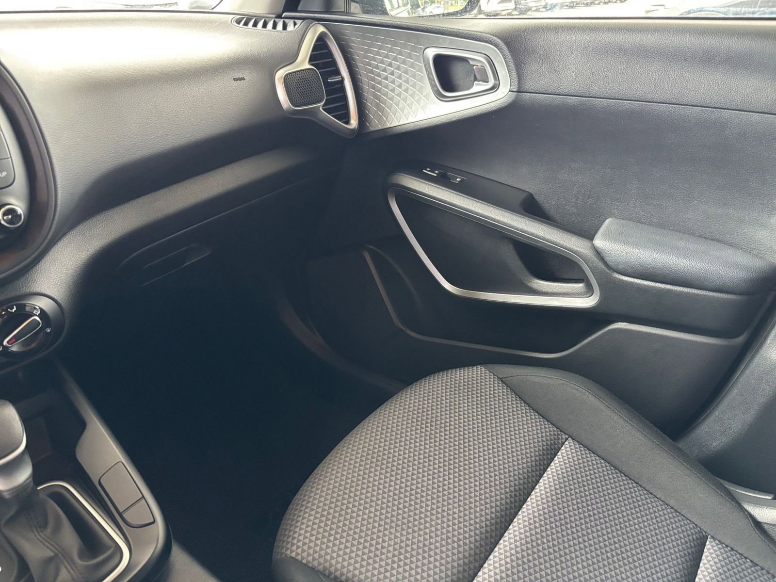 Used 2025 Kia Soul LX w/ LX Technology Package FWD image 33
