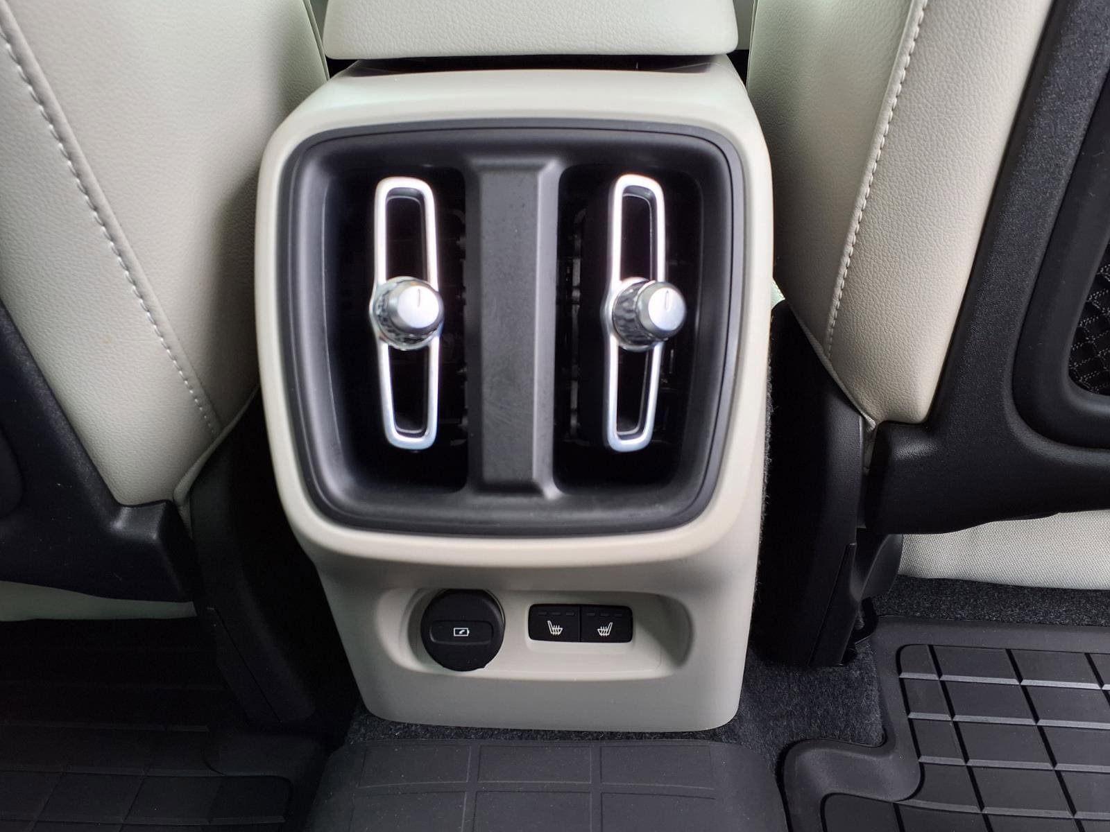 Certified 2023 Volvo XC40 B5 Plus w/ Protection Package Premier AWD/4WD image 16