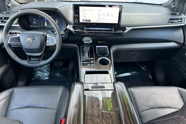Used 2025 Toyota Sienna Limited image 15