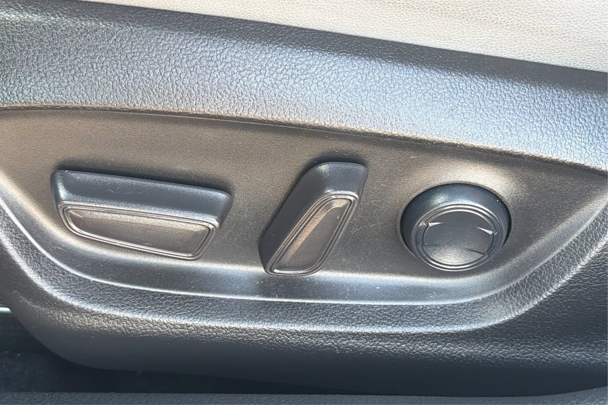 Used 2019 Toyota Avalon XLE w/ Moonroof Package FWD image 19