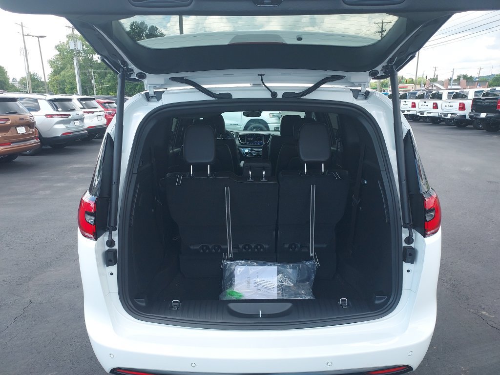 New 2027 Chrysler Pacifica Select w/ S Appearance Package FWD image 9