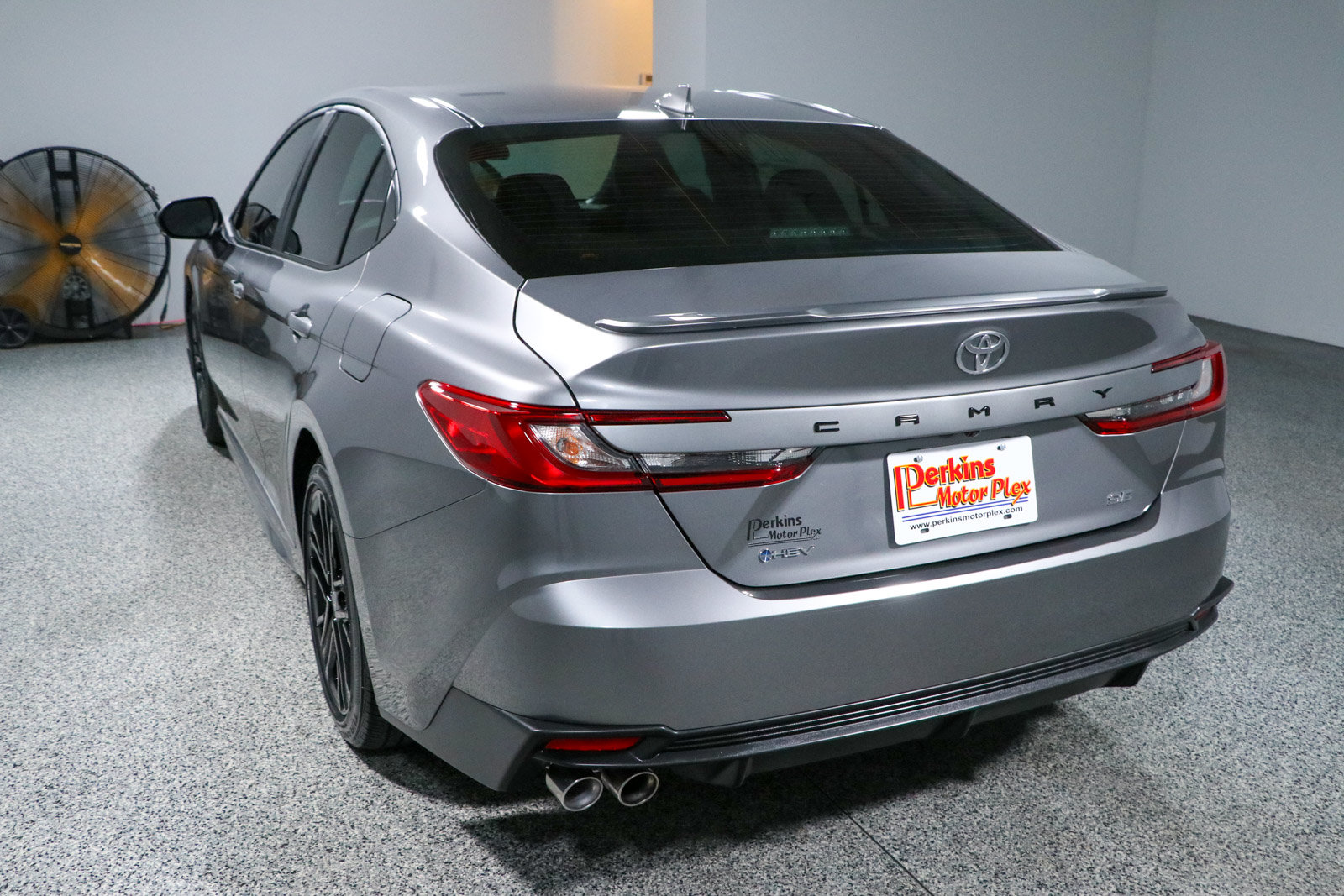 Used 2025 Toyota Camry SE FWD image 9