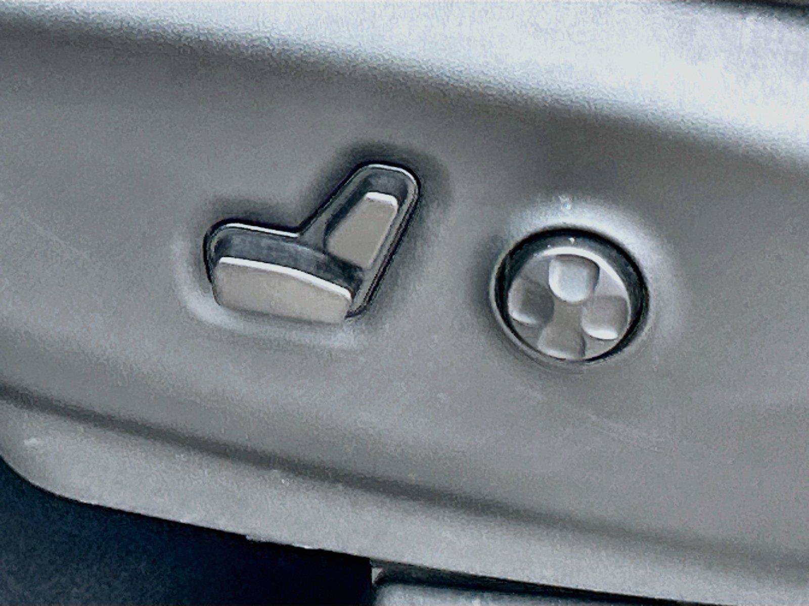 Used 2024 Chrysler Pacifica Touring-L FWD image 26